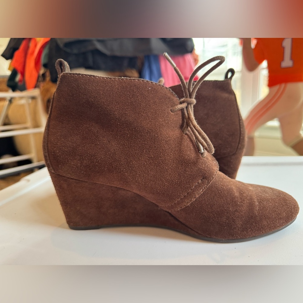 Nine West size 9 brown Suede Wedge Ankle Boots with laces.